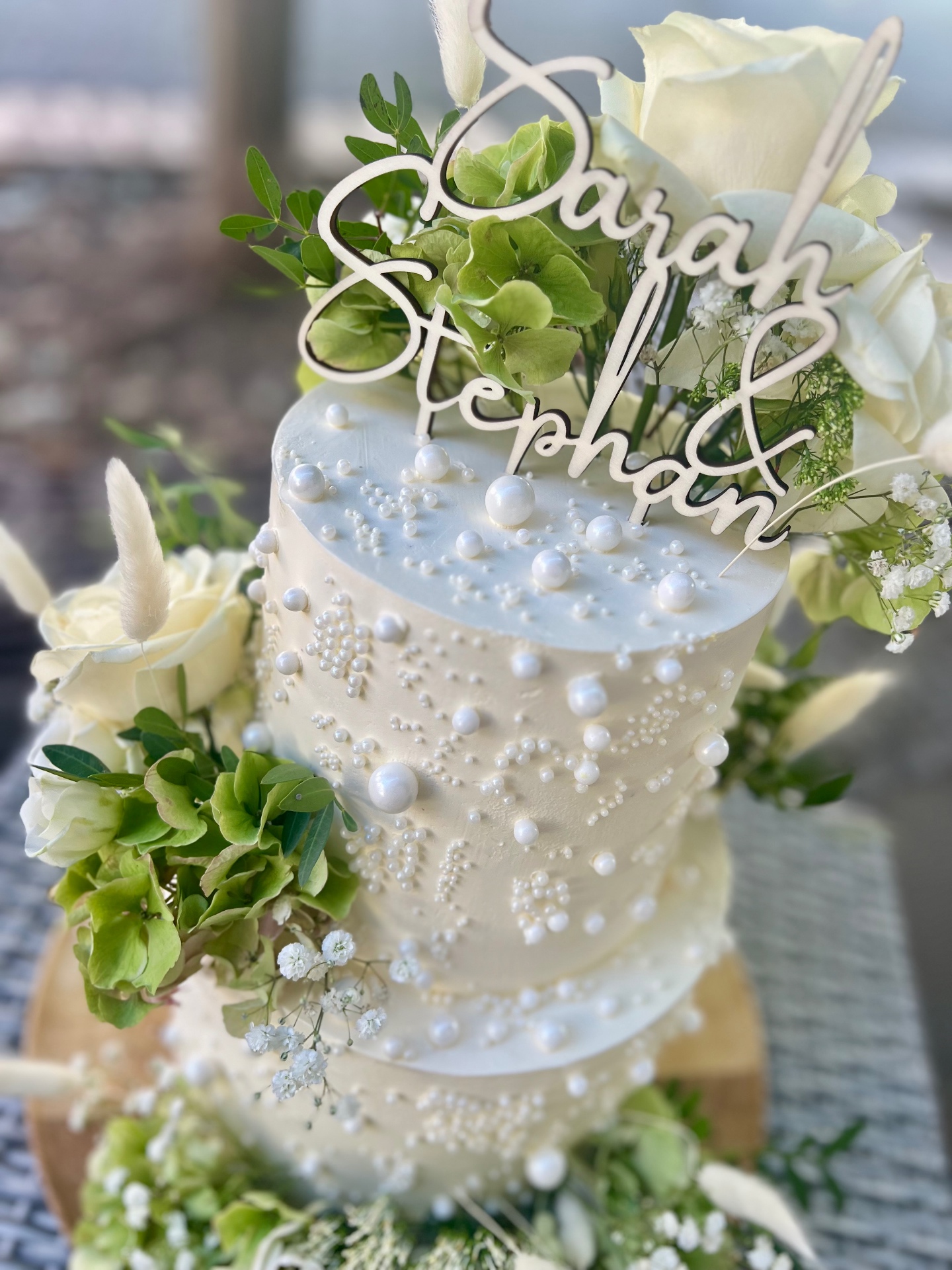 Sarah & Stephan — Detail — Perlenverzierung aus der Nähe mit Hortensie, Rosen und Holz-Topper.. Hochzeitstorte aus Lauras Tortenmanufaktur, Meitzendorf bei Magdeburg.