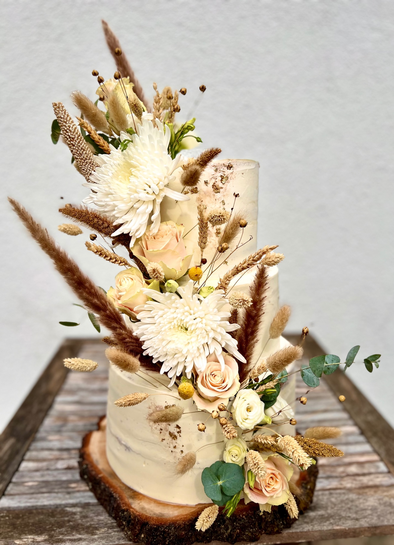 Boho Semi-Naked — Semi-Naked in Creme mit Pampasgras, Trockenblumen und pastelligen Rosen.. Hochzeitstorte aus Lauras Tortenmanufaktur, Meitzendorf bei Magdeburg.