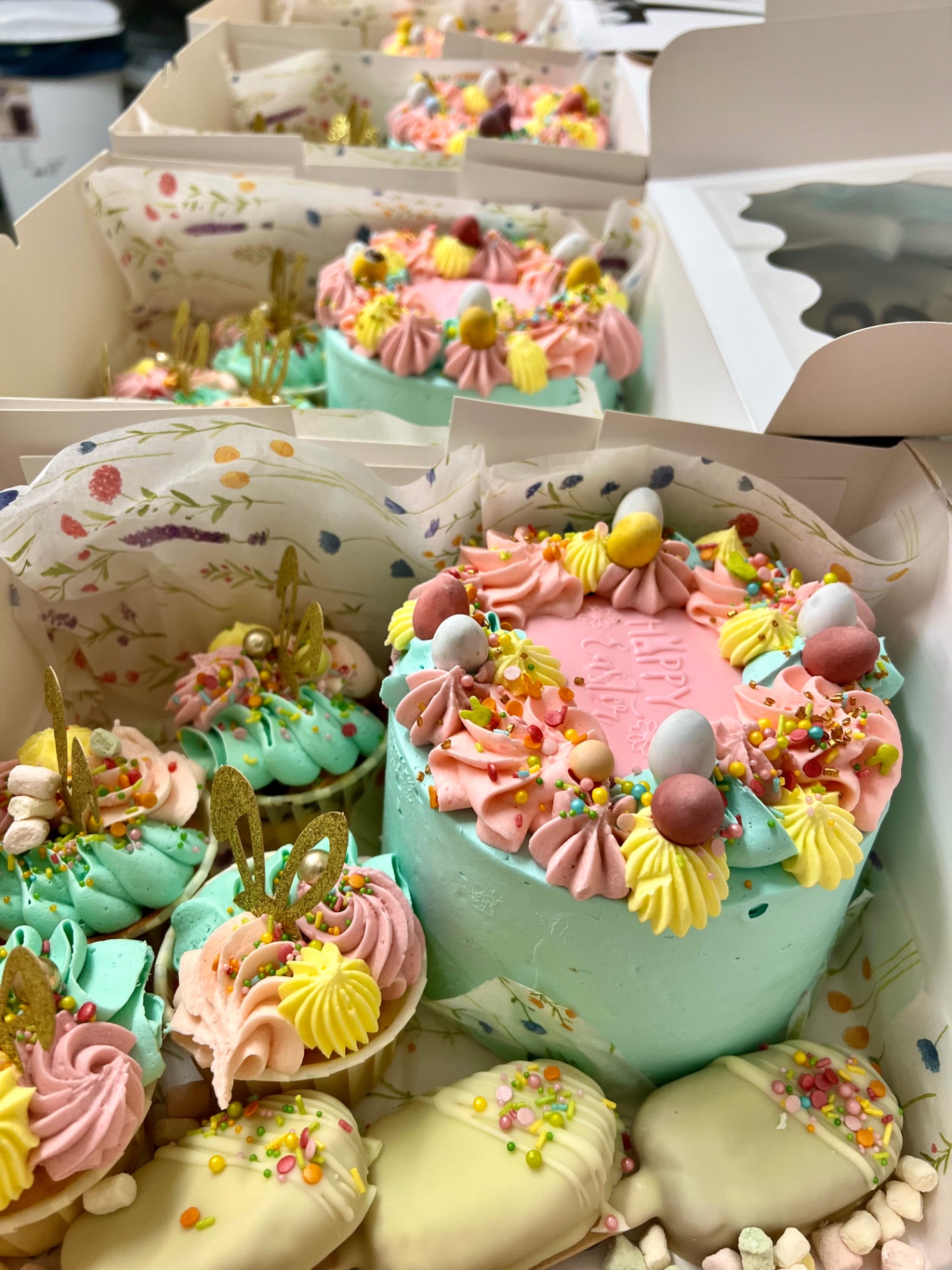 Frohe Ostern — Türkise Torte mit pastellfarbenen Tuffs, Zuckereiern und passenden Cupcakes.. Motivtorte aus Lauras Tortenmanufaktur, Meitzendorf bei Magdeburg.