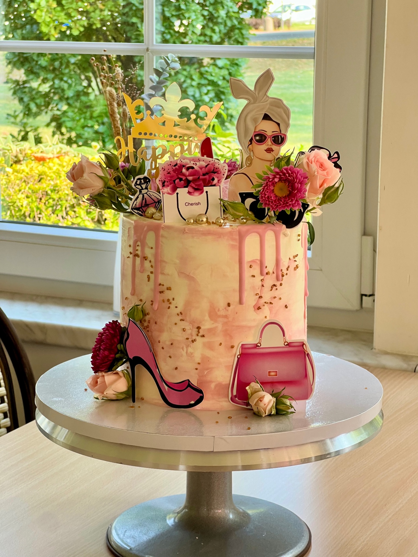 Cherish — Happy Birthday — Rosa Drip mit Lady-Silhouette, High-Heel und pinken Blüten.. Motivtorte aus Lauras Tortenmanufaktur, Meitzendorf bei Magdeburg.