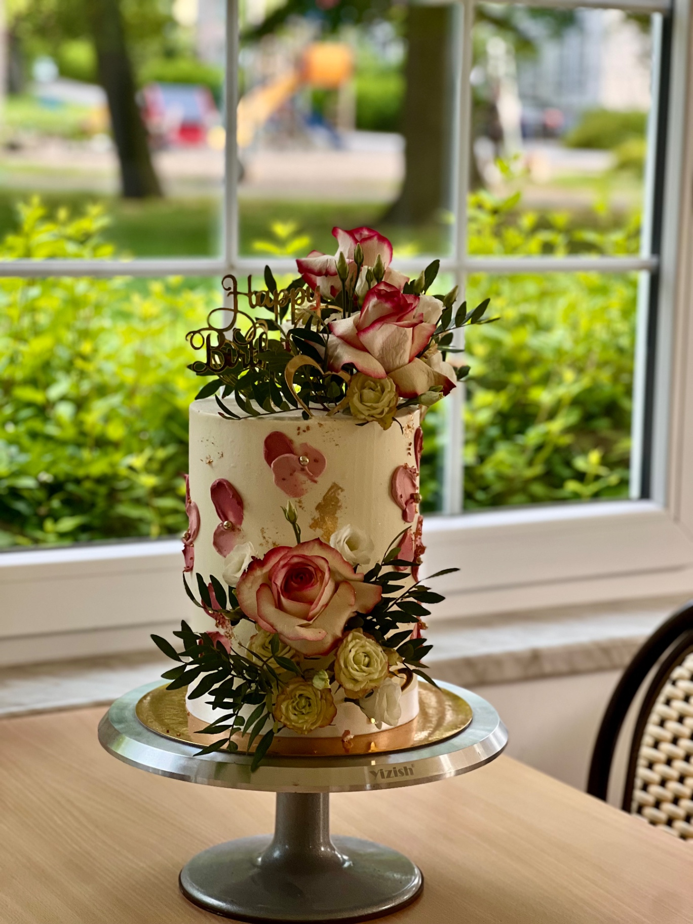 Happy Birthday — Weiße Torte mit rosé Pinseltupfen, Blattgold und frischen Rosen.. Motivtorte aus Lauras Tortenmanufaktur, Meitzendorf bei Magdeburg.
