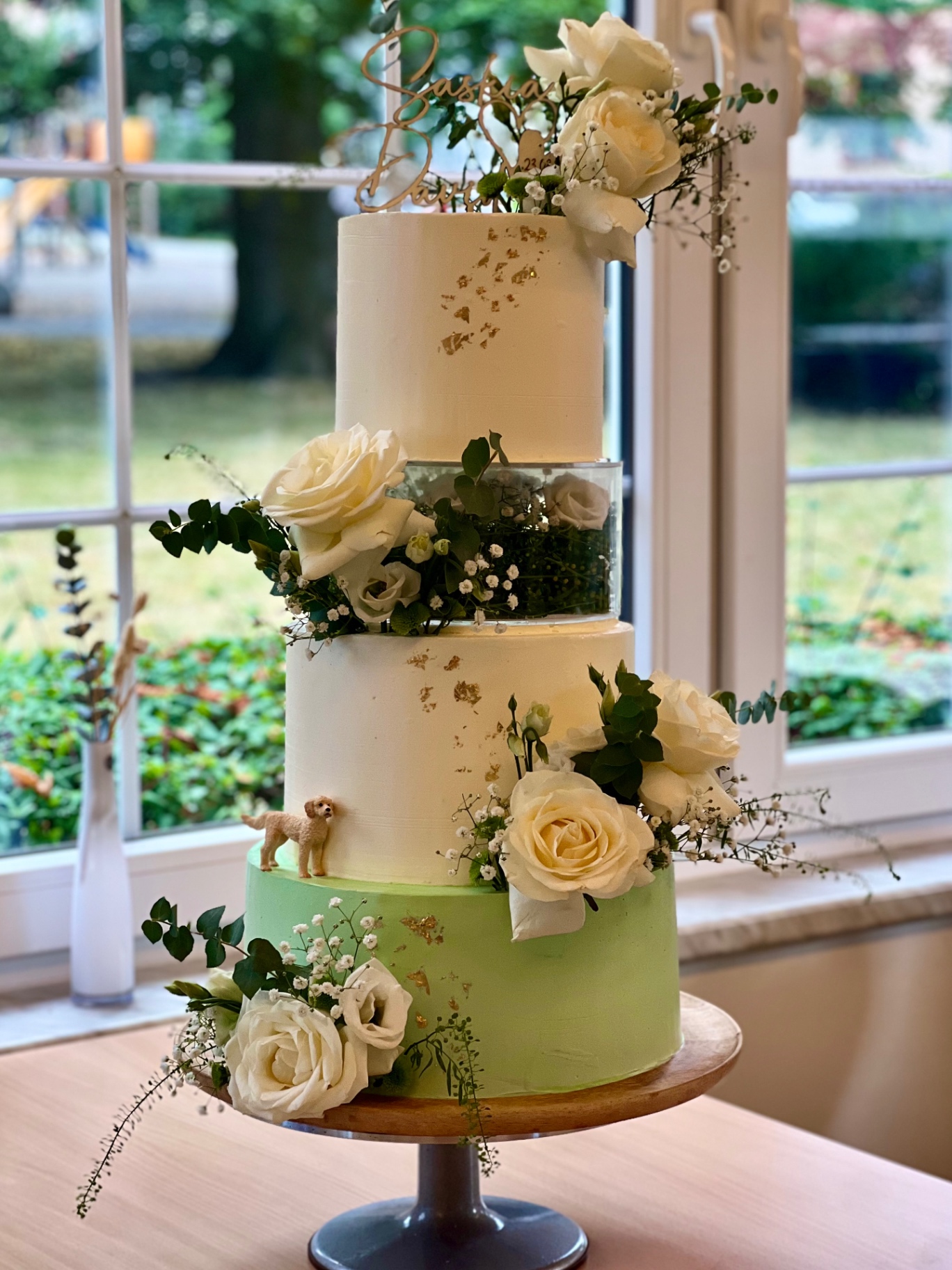 Sascha & David — Dreistöckig in Weiß und Salbeigrün mit Blattgold, gläserner Etage und Ivory-Rosen.. Hochzeitstorte aus Lauras Tortenmanufaktur, Meitzendorf bei Magdeburg.