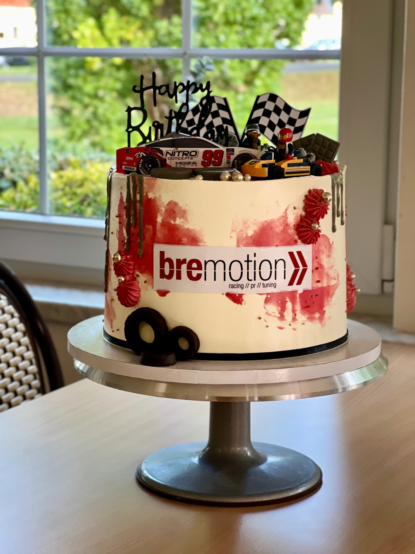 bremotion — Race Day — Weiß mit rotem Watercolor, Rennauto-Topper und Zielflaggen.. Motivtorte aus Lauras Tortenmanufaktur, Meitzendorf bei Magdeburg.