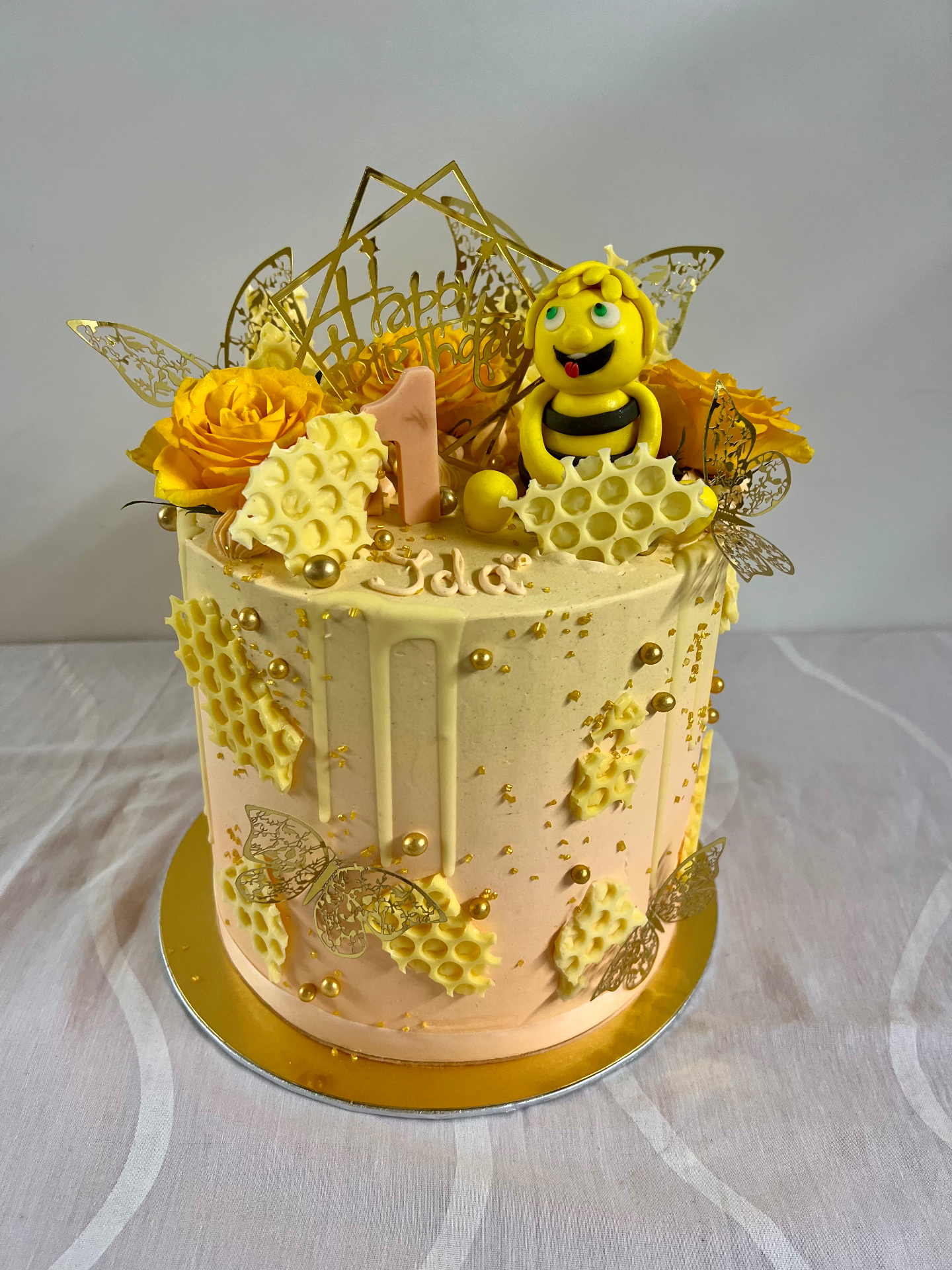 Ida — Biene Maja — Pfirsich mit Honig-Drip, Wabenmuster, gelben Rosen und Biene-Maja-Topper.. Motivtorte aus Lauras Tortenmanufaktur, Meitzendorf bei Magdeburg.
